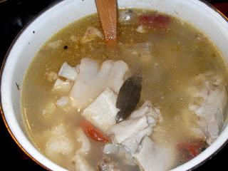 Bacalao con pies de cerdo deshuesados