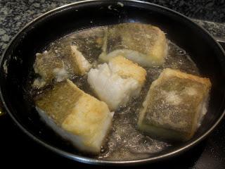 Bacalao con pies de cerdo deshuesados