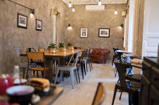 Mür Café & Gourmet and Shop, un Coffee Shop & Bar de estilo londinense