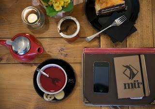 Mür Café & Gourmet and Shop, un Coffee Shop & Bar de estilo londinense