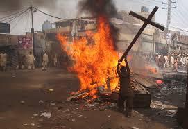 atacan comunidad cristiana en pakistán por blasfemia