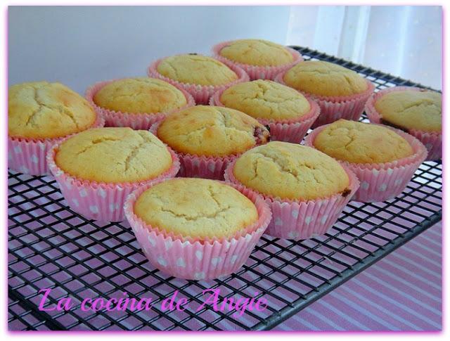MUFFINS DE CHOCOLATE BLANCO Y MERMELADA