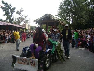 Neiba realizó su desfile de Carnaval 2013.