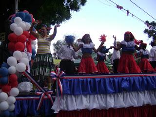 Neiba realizó su desfile de Carnaval 2013.