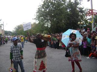 Neiba realizó su desfile de Carnaval 2013.