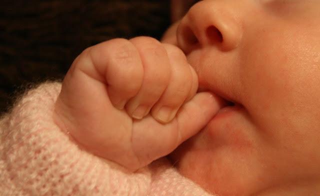 Chupete versus Pulgar.