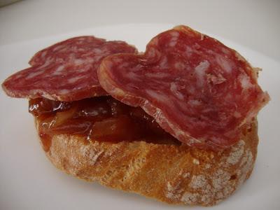 Pincho de Llonganissa de Pagès, cebolla pochada y mermelada de tomate