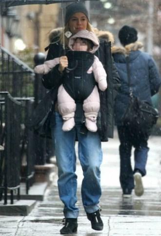Sienna Miller pasea a su bebé bajo la nieve de NY. Consigue su parka