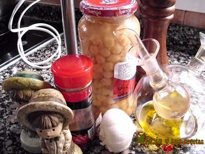 HUMMUS DE GARBANZOS Y TAPENADE DE ACEITUNAS NEGRAS
