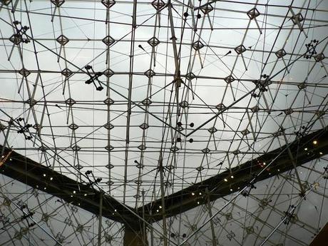 París en Octubre. Carroussel del Louvre. Pirámide Invertida