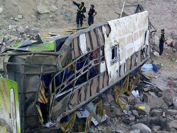 Tragedia en Perú por caída de bus por precipicio