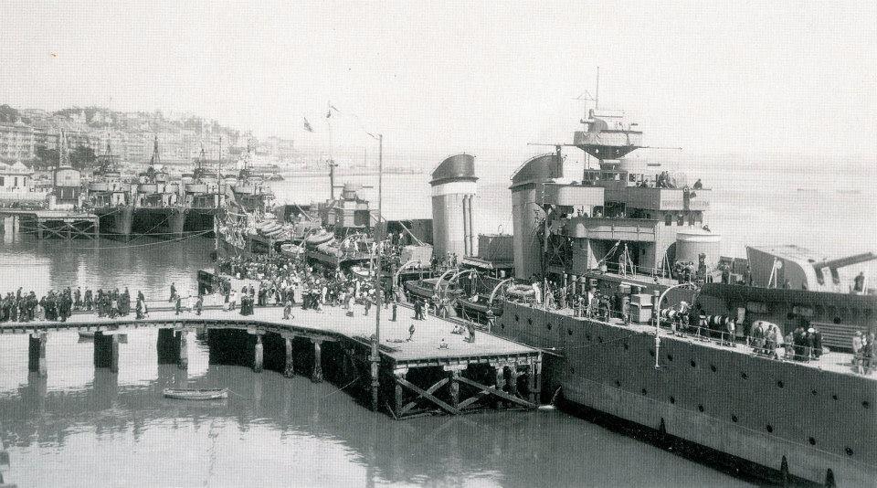 1940: El crucero Almirante Cervera en los Muelles de Santander.