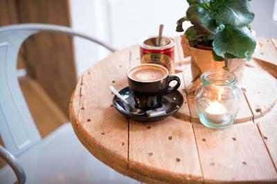Una cafetería, unos amigos y una taza de té
