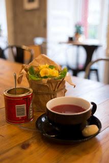 Una cafetería, unos amigos y una taza de té