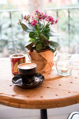 Una cafetería, unos amigos y una taza de té