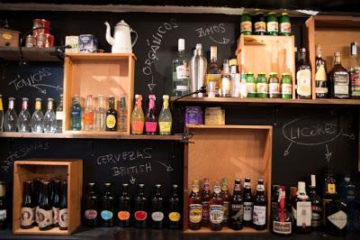 Una cafetería, unos amigos y una taza de té