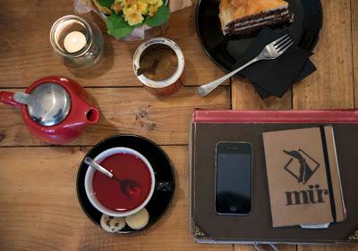 Una cafetería, unos amigos y una taza de té