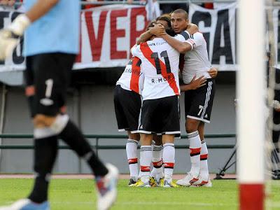 River Plate 2  – Colón (sf) 1: Ponzio es 5, enganche y goleador