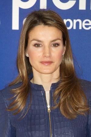 Dña. Letizia repite traje de cuero azul de Hugo Boss