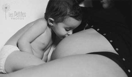 niña besando tripa Una sesión de fotos muy especial con Les Petites Photos