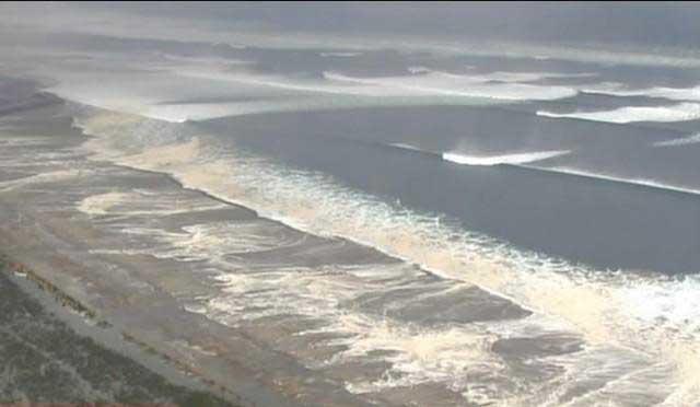 olas de tsunami de Japón acercándose a la costa