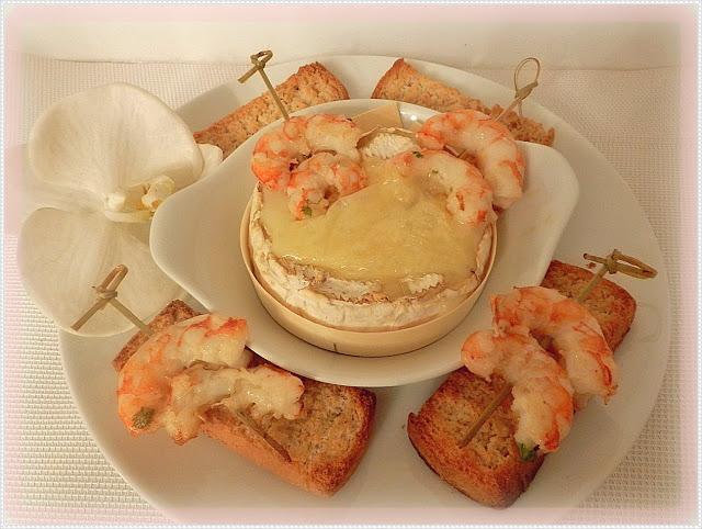 Camembert al horno con brochetas de gambas
