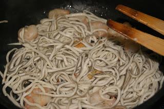 Gulas al Ajillo con Gambas y Huevo poche