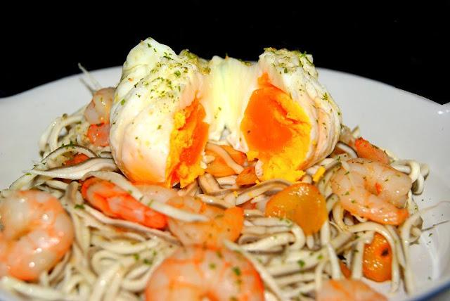 Gulas al Ajillo con Gambas y Huevo poche