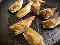 Salteado de alcachofas con trigueros y frutas rojas.