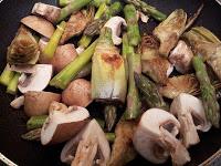 Salteado de alcachofas con trigueros y frutas rojas.