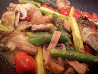 Salteado de alcachofas con trigueros y frutas rojas.