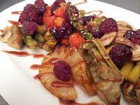 Salteado de alcachofas con trigueros y frutas rojas.