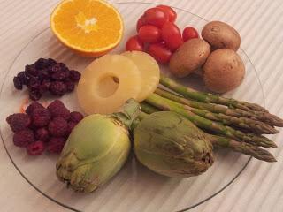 Salteado de alcachofas con trigueros y frutas rojas.