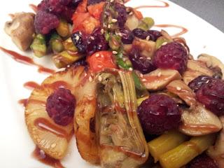 Salteado de alcachofas con trigueros y frutas rojas.