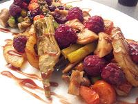 Salteado de alcachofas con trigueros y frutas rojas.