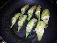 Salteado de alcachofas con trigueros y frutas rojas.