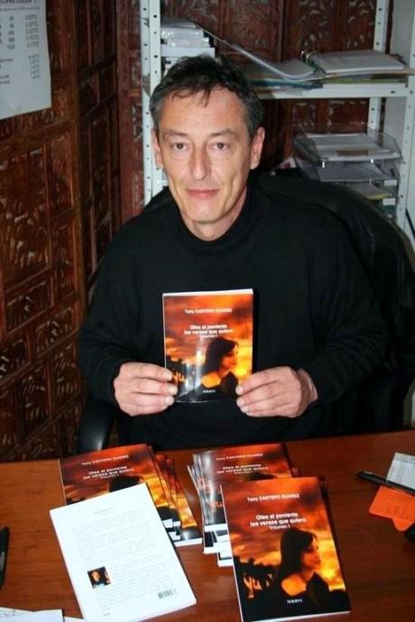 Christophe Massonnaud creador de Sokrys Editions con ejemplares de Oleo al Poniente Los Versos que quiero del poeta Tony Cantero Suárez.