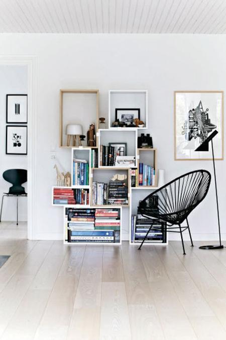 La casa de una fotógrafa de interiores sillas eames negras sillas Eames del comedor silla svane swan cisne silla egg silla acapulco muebles de exterior diseño muebles de diseño nórdico muebles de diseño escandinavo muebles de diseño danés muebles de diseño muebles accesorios ikea miniaturas arne jacobsen fritz hansen danish miniatures Mette Wotkjæ las miniaturas de los sillones Huevo y Cisne de Fritz Hansen sobre la chimenea la silla Hormiga del pasillo la lámpara AJ de suelo la cocina entera grandes ventanales estilo nórdico estantería muuto el sofá de Eilersen diseño de interiores diseño danés decoración nórdica decoración minimalista decoración interiores decoración escandinava decoración cocinas salon cocinas nórdicas cocinas modernas cocinas blancas casa de madera negra ventanas blancas blog interiorismo blog diseño nordico blog decoración nórdica blog decoración