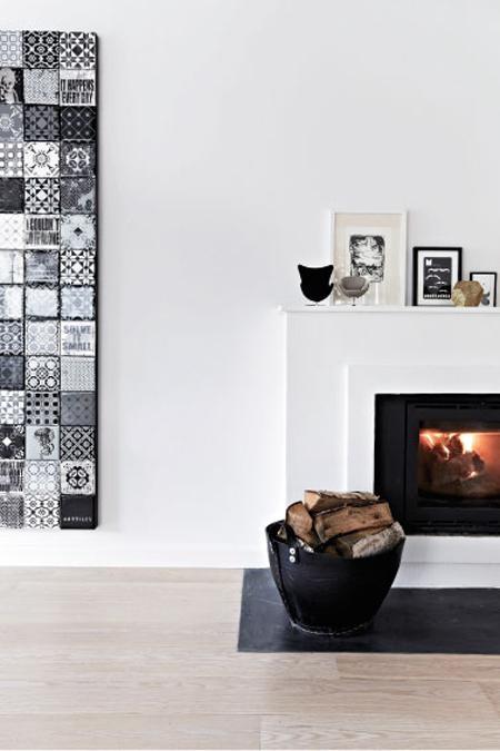 La casa de una fotógrafa de interiores sillas eames negras sillas Eames del comedor silla svane swan cisne silla egg silla acapulco muebles de exterior diseño muebles de diseño nórdico muebles de diseño escandinavo muebles de diseño danés muebles de diseño muebles accesorios ikea miniaturas arne jacobsen fritz hansen danish miniatures Mette Wotkjæ las miniaturas de los sillones Huevo y Cisne de Fritz Hansen sobre la chimenea la silla Hormiga del pasillo la lámpara AJ de suelo la cocina entera grandes ventanales estilo nórdico estantería muuto el sofá de Eilersen diseño de interiores diseño danés decoración nórdica decoración minimalista decoración interiores decoración escandinava decoración cocinas salon cocinas nórdicas cocinas modernas cocinas blancas casa de madera negra ventanas blancas blog interiorismo blog diseño nordico blog decoración nórdica blog decoración