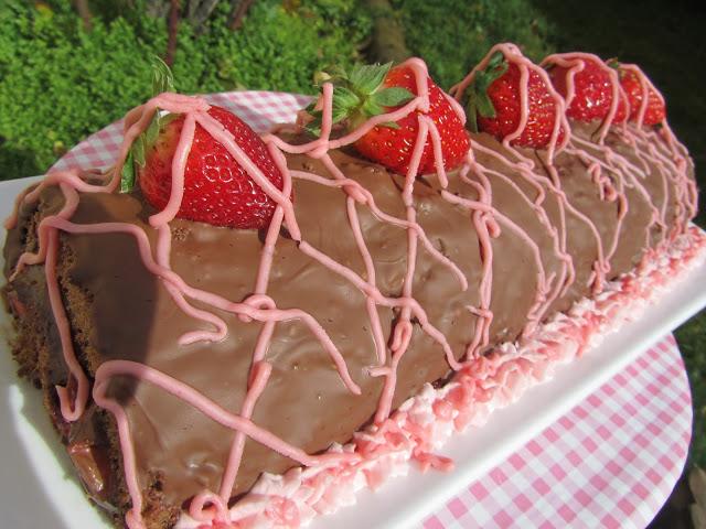 Brazo gitano de chocolate y fresas