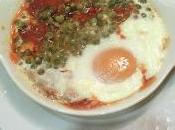 Huevos escalfados tomate, chorizo guisantes