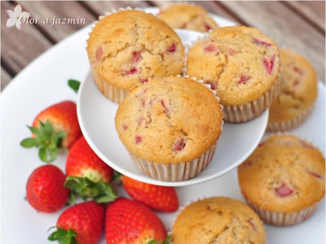 Magdalenas con trocitos de fresa