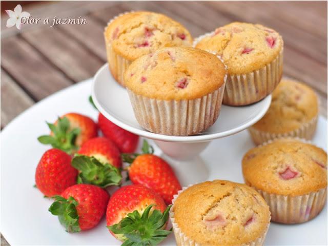 Magdalenas con trocitos de fresa