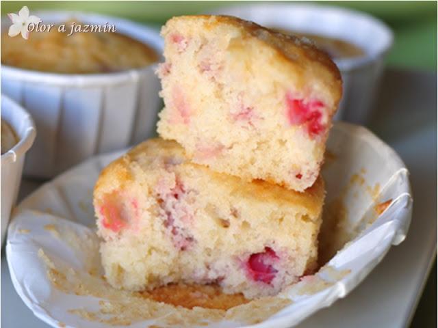 Magdalenas con trocitos de fresa