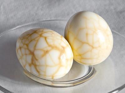 Huevos marmolados rellenos de aguacate y salmón ahumado