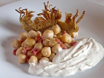 Garbanzos con crema especiada de yogur y chips de alcachofa