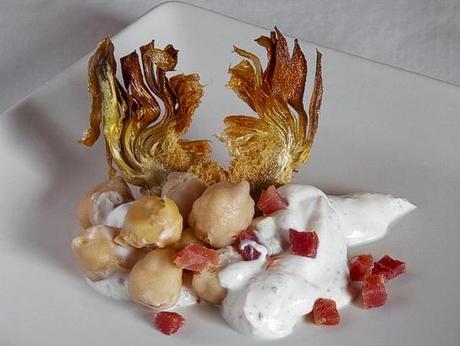 Garbanzos con crema especiada de yogur y chips de alcachofa