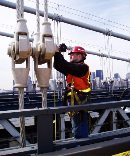 La reconstrucción del Puente de Manhattan de Nueva York en Estados Unidos