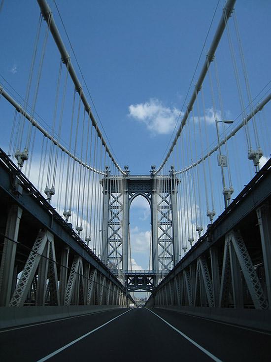 La reconstrucción del Puente de Manhattan de Nueva York en Estados Unidos