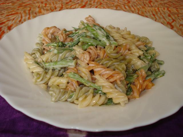 ESPIRALES CON ESPÁRRAGOS TRIGUEROS Y NATA (4 PERSONAS)